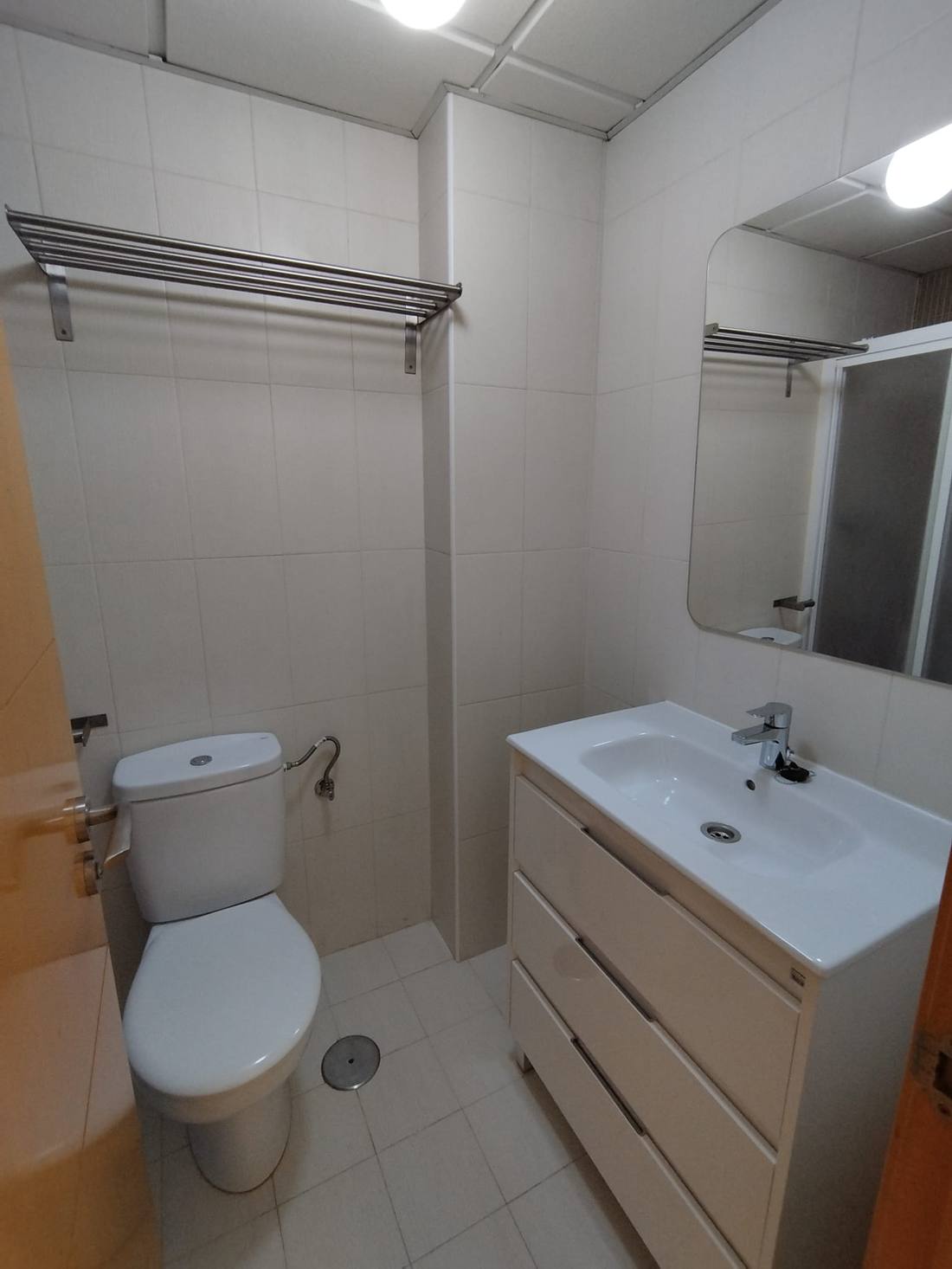 Baño con mueble de lavabo